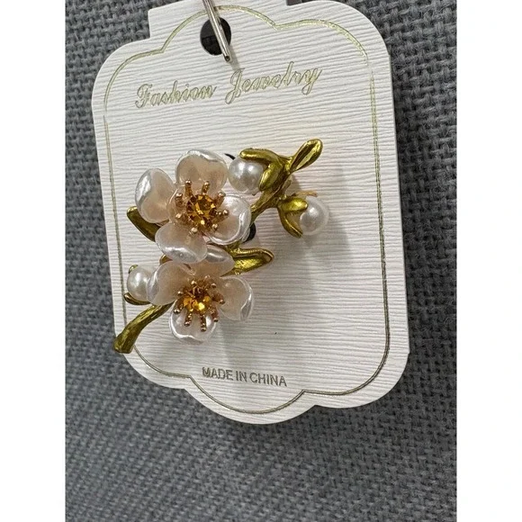 Vintage Style Green Jasmine Flower Brooch Pin – Faux Pearl Floral Accessory new - Picture 3 of 5